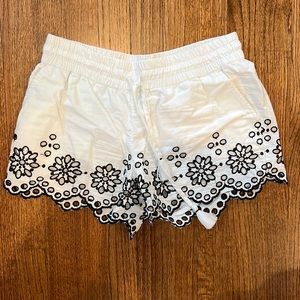 Vineyard Vines womens XXS white cotton shorts with black eyelet detail.